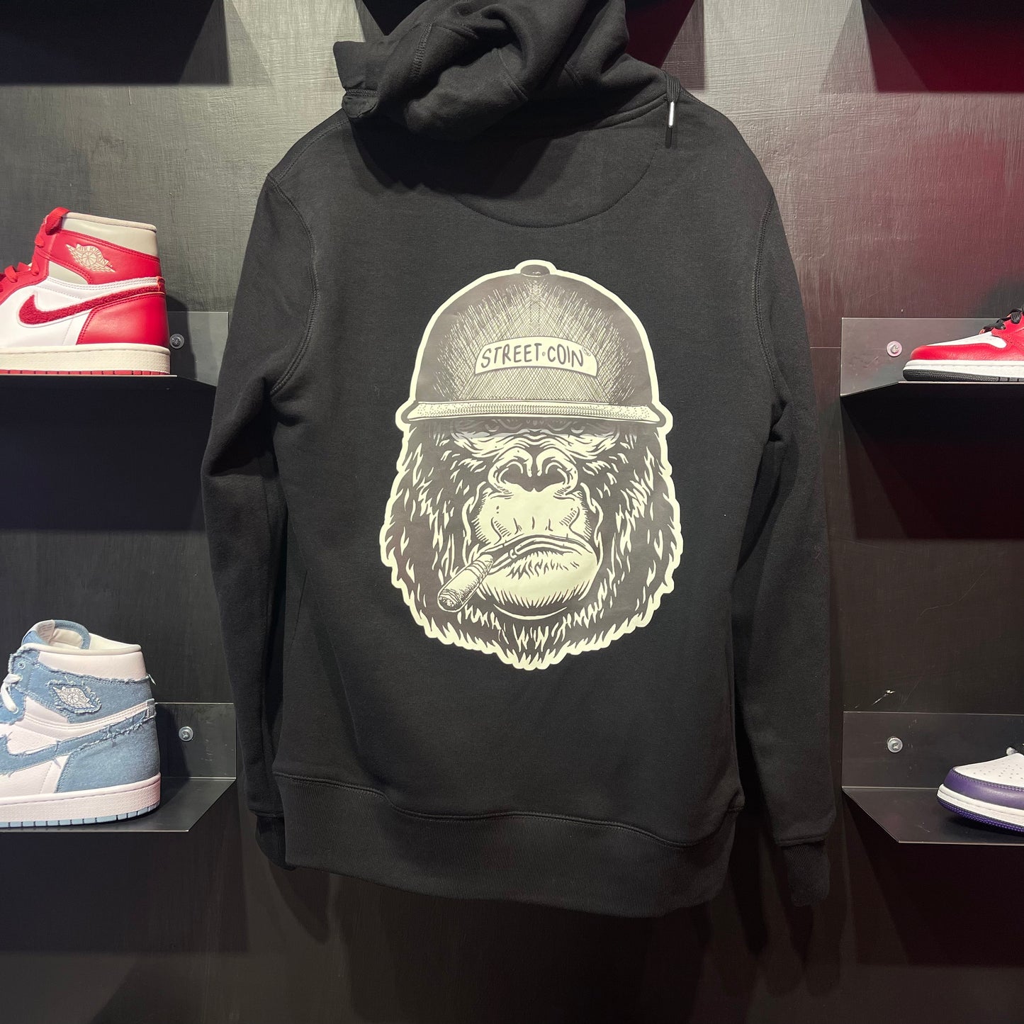 Felpa Nera con Gorilla e Cappuccio